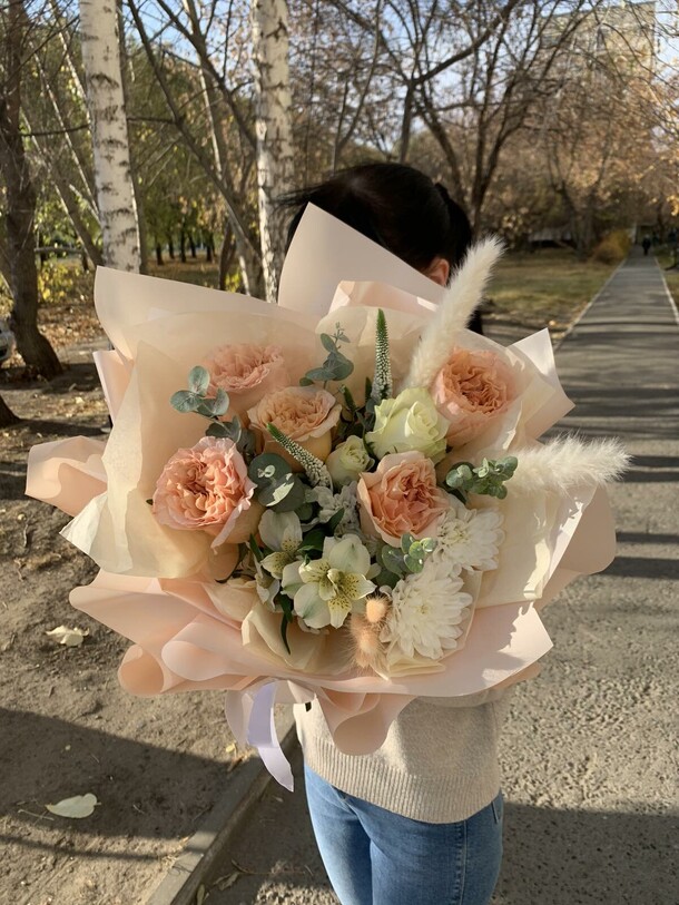 Белоснежно - кремовый букет, артикул F1148137 - 5492 рублей, доставка по городу. Flawery - доставка цветов