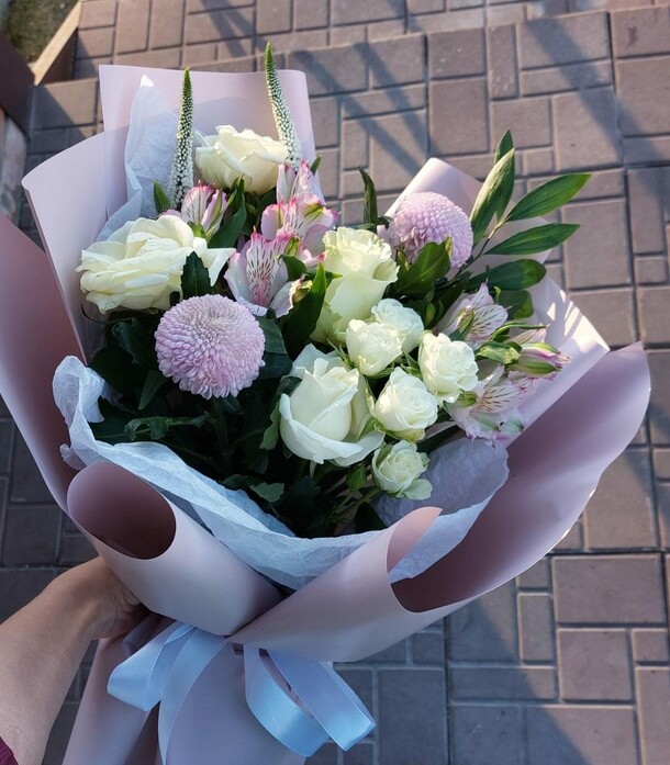 Нежнейшие кустовые розы в букете, артикул F1149439 - 6059 рублей, доставка по городу. Flawery - доставка цветов