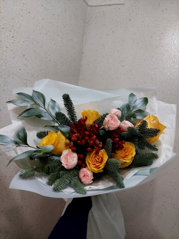 Желтые розы с голубой елью, артикул F1162880 - 5638 рублей, доставка по городу. Flawery - доставка цветов