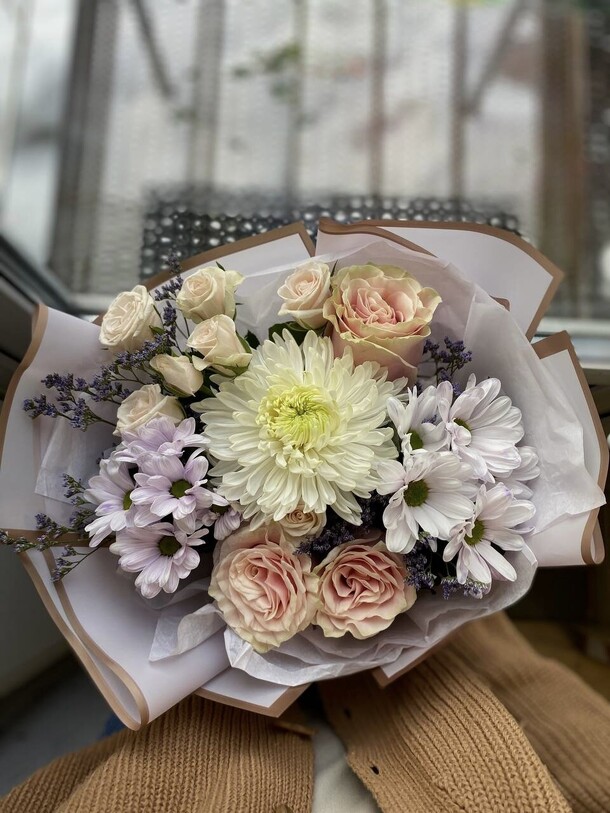 Букет с хризантемой, артикул F1162887 - 3752 рублей, доставка по городу. Flawery - доставка цветов