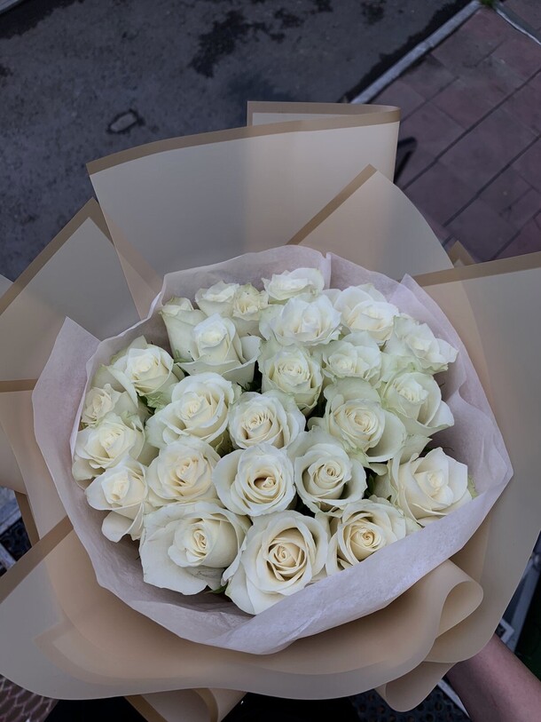 25 белых роз, артикул F1198078 - 5445 рублей, доставка по городу. Flawery - доставка цветов