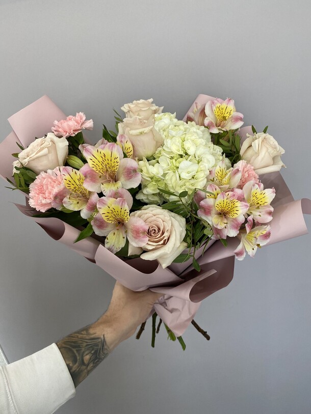 Насыщенный букет  с гортензией, артикул F1220147 - 5797 рублей, доставка по городу. Flawery - доставка цветов