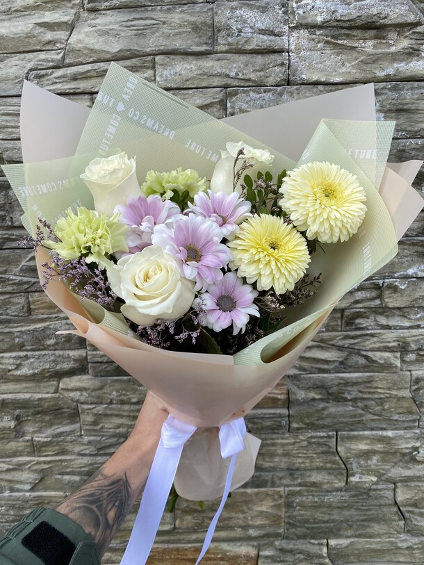 Букет легкий , для нее, артикул F1267202 - 3410 рублей, доставка по городу. Flawery - доставка цветов
