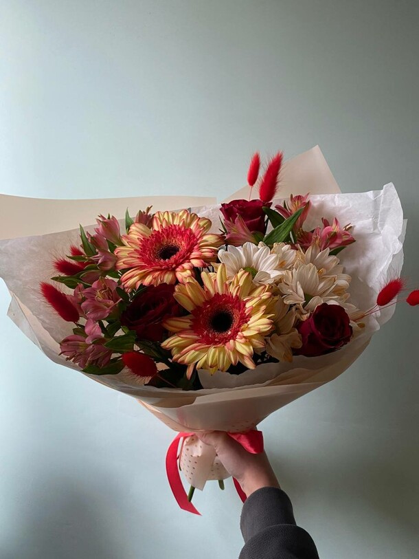 Композиция с герберами, артикул F1297147 - 3073 рублей, доставка по городу. Flawery - доставка цветов