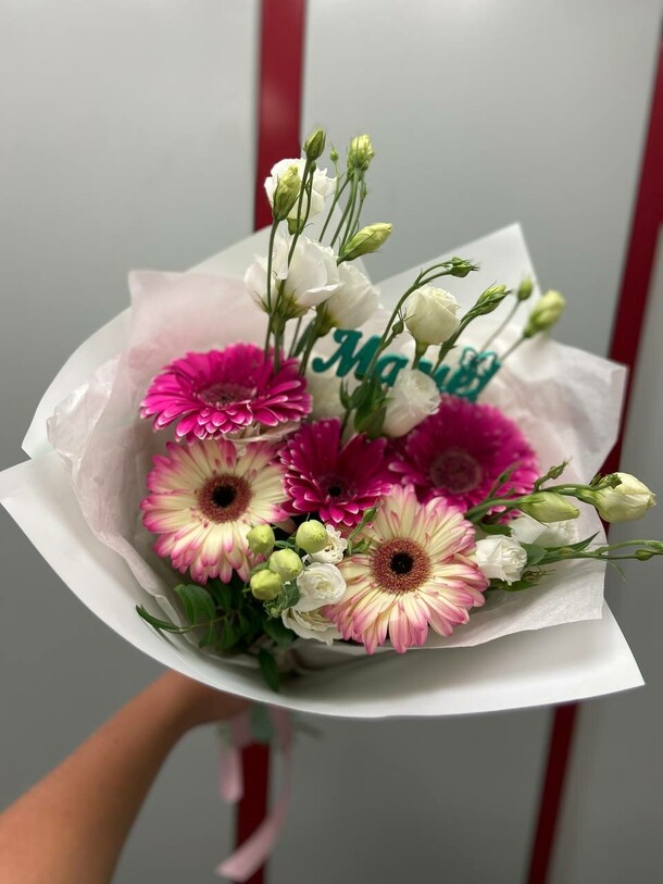 Композиция с герберами, артикул F1300457 - 2807 рублей, доставка по городу. Flawery - доставка цветов