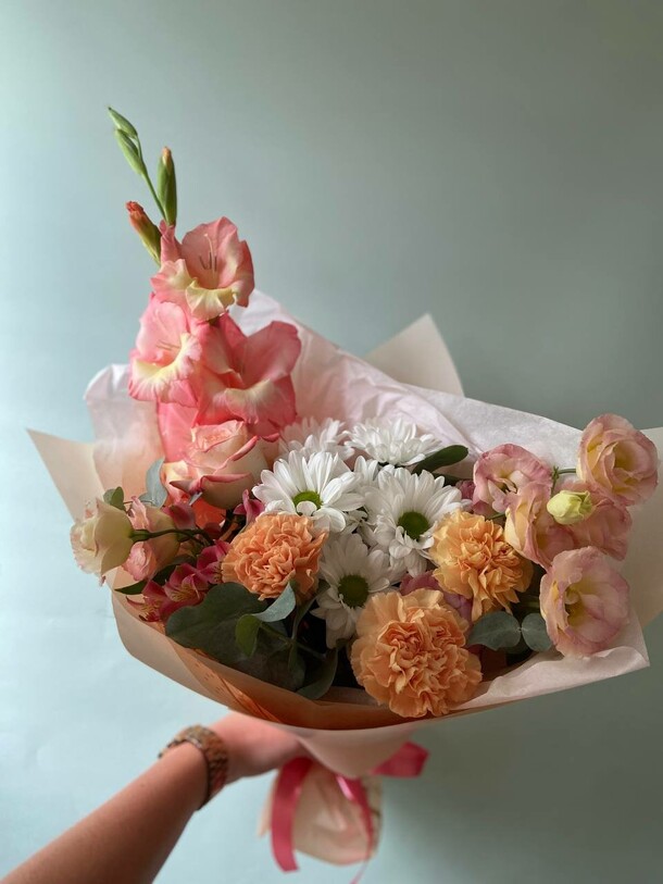 Букет с гладиолусом, артикул F1301322 - 3860 рублей, доставка по городу. Flawery - доставка цветов