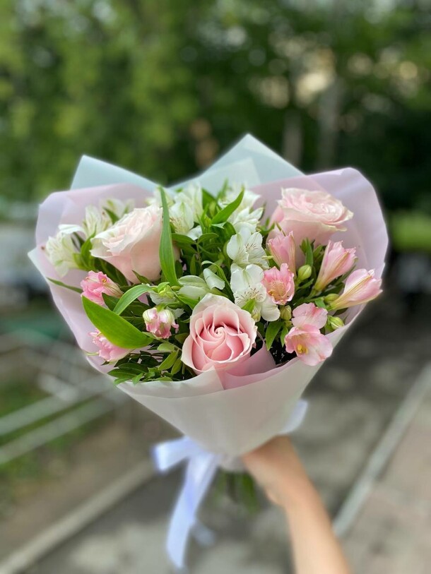 Букет с астрометриями, артикул F1303700 - 2723 рублей, доставка по городу. Flawery - доставка цветов