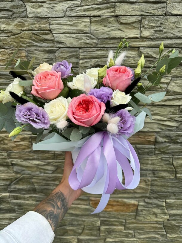 Композиция с нежными розами, артикул F1303704 - 4738 рублей, доставка по городу. Flawery - доставка цветов