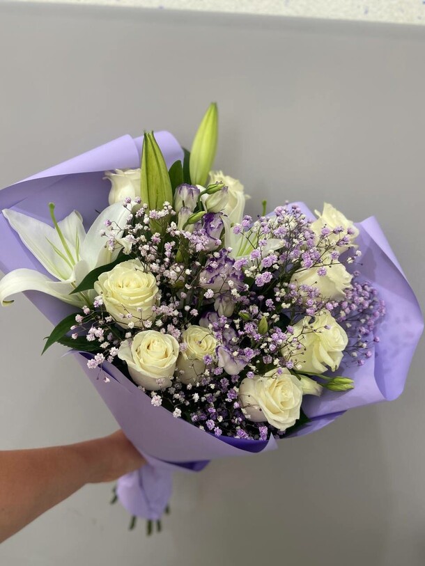 Букет с лилиями, артикул F1303795 - 5093 рублей, доставка по городу. Flawery - доставка цветов