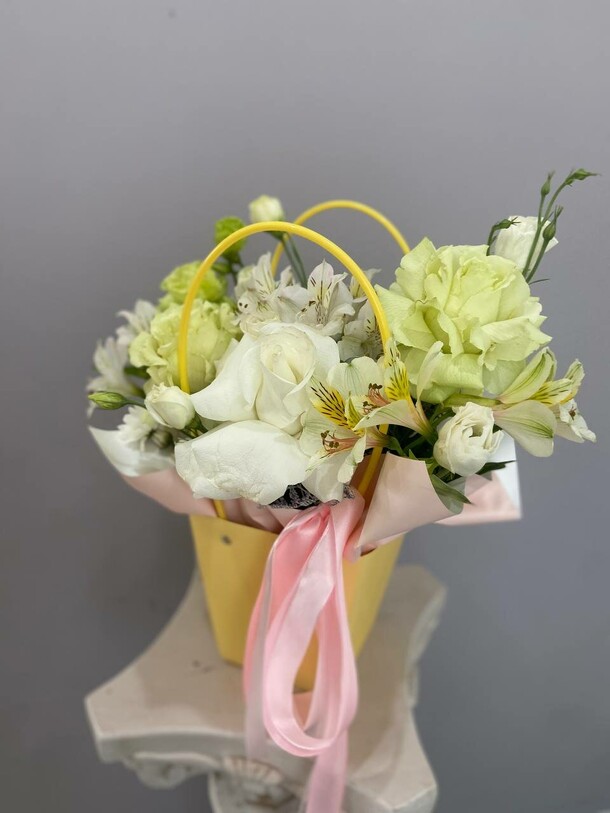 Нежность в сумочке, артикул F1303798 - 3848 рублей, доставка по городу. Flawery - доставка цветов