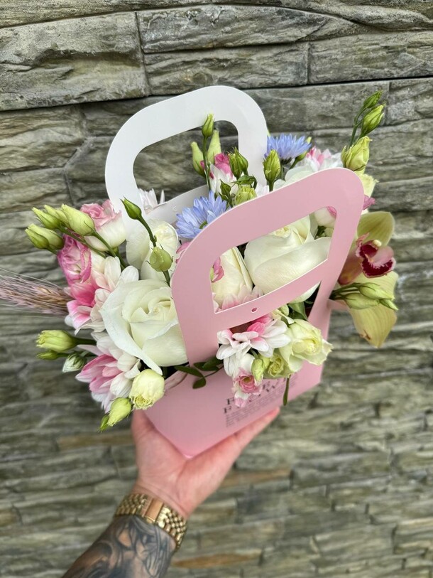 Лето в сумочке, артикул F1305173 - 3335 рублей, доставка по городу. Flawery - доставка цветов