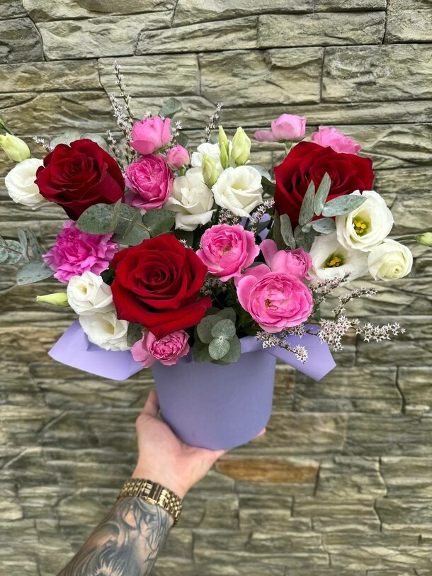 Композиция с розами, артикул F1305174 - 4562 рублей, доставка по городу. Flawery - доставка цветов