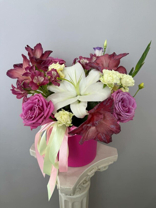 Композиция с лилией, артикул F1305176 - 4210 рублей, доставка по городу. Flawery - доставка цветов