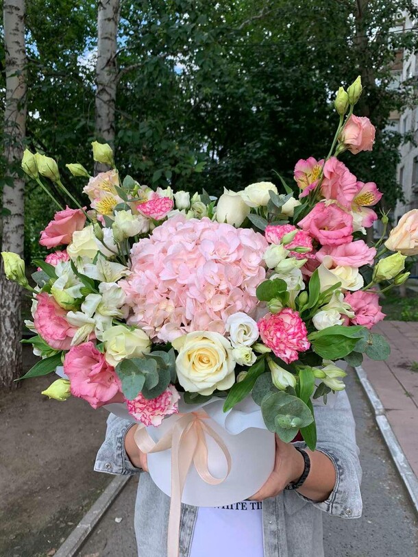 Пышная композиция с гортензией, артикул F1305738 - 9304 рублей, доставка по городу. Flawery - доставка цветов