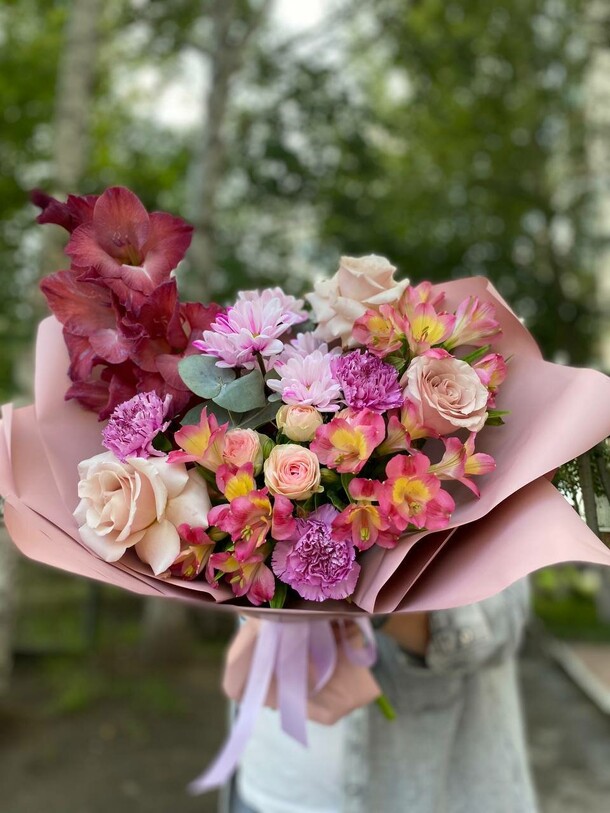 Букет с гладиолусом, артикул F1305748 - 4653 рублей, доставка по городу. Flawery - доставка цветов