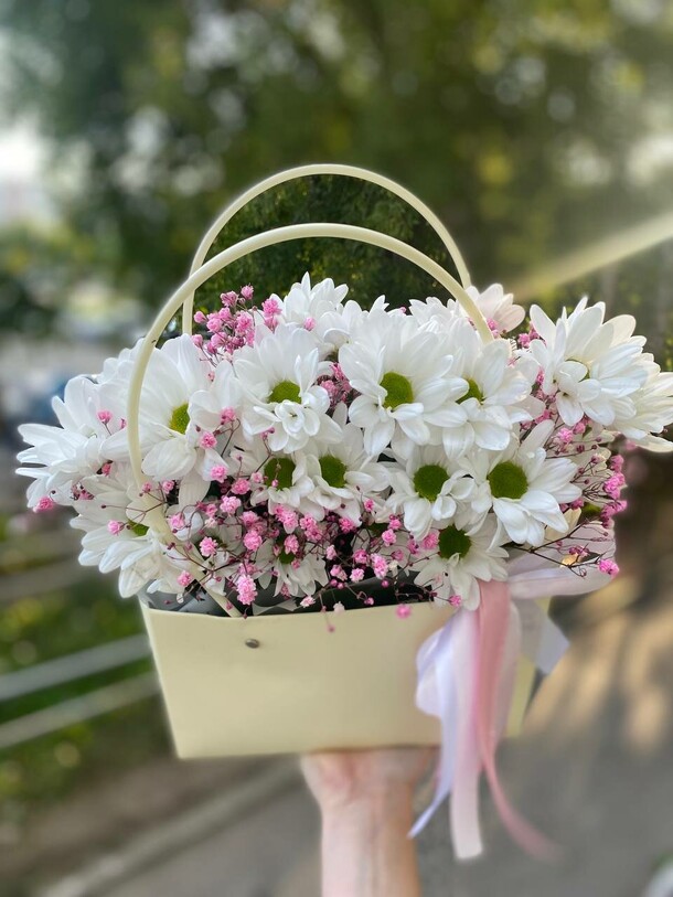 Сумочка с хризантемой, артикул F1307274 - 3423 рублей, доставка по городу. Flawery - доставка цветов