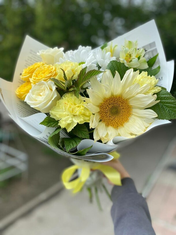 Букет с подсолнухом, артикул F1308283 - 3509 рублей, доставка по городу. Flawery - доставка цветов