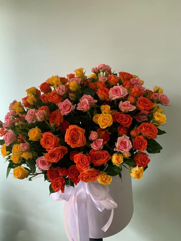 Композиция с кустовыми розами, артикул F1308287 - 15621 рублей, доставка по городу. Flawery - доставка цветов