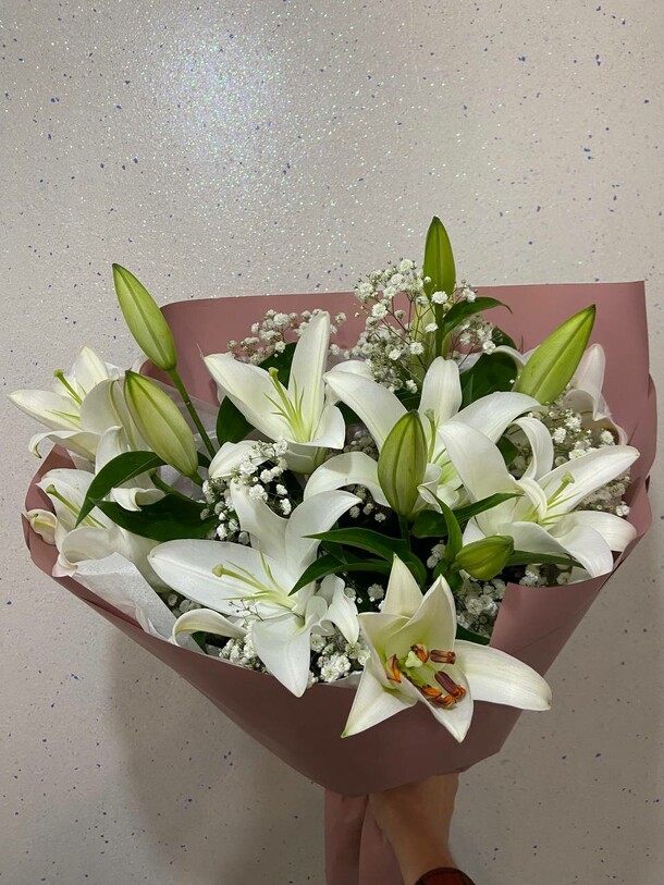 Букет с лилиями, артикул F1309534 - 4476 рублей, доставка по городу. Flawery - доставка цветов