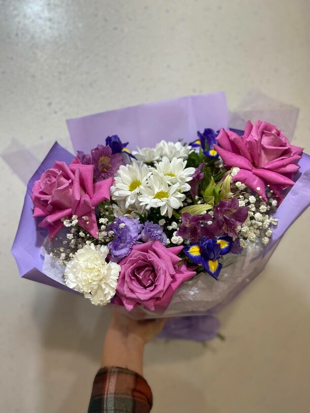 Букет с ирисами, артикул F1309538 - 5106 рублей, доставка по городу. Flawery - доставка цветов