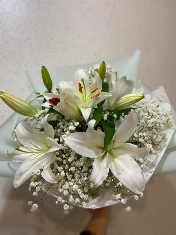 Букет с лилиями, артикул F1309539 - 3424 рублей, доставка по городу. Flawery - доставка цветов