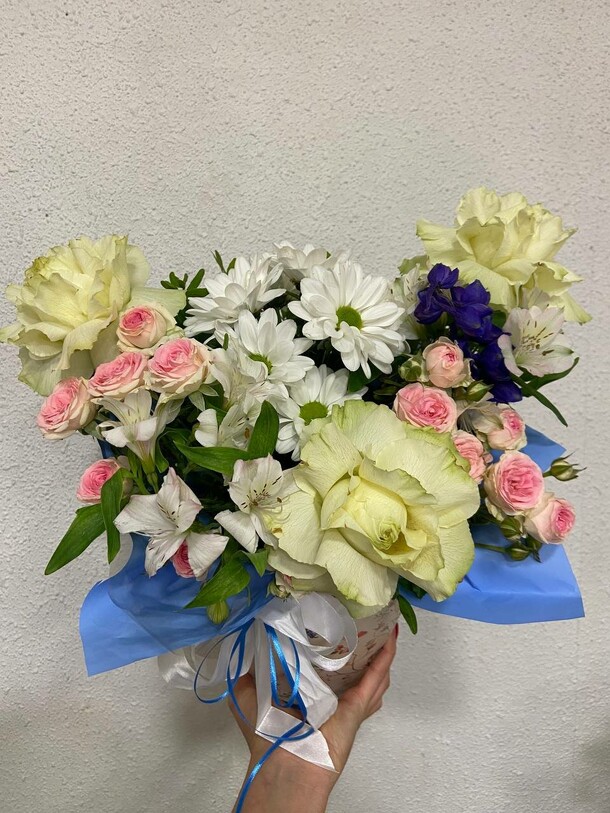 Композиция с розами, артикул F1309929 - 3146 рублей, доставка по городу. Flawery - доставка цветов