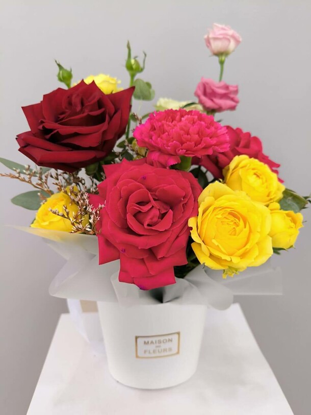 Яркие розы, артикул F1312761 - 3158 рублей, доставка по городу. Flawery - доставка цветов