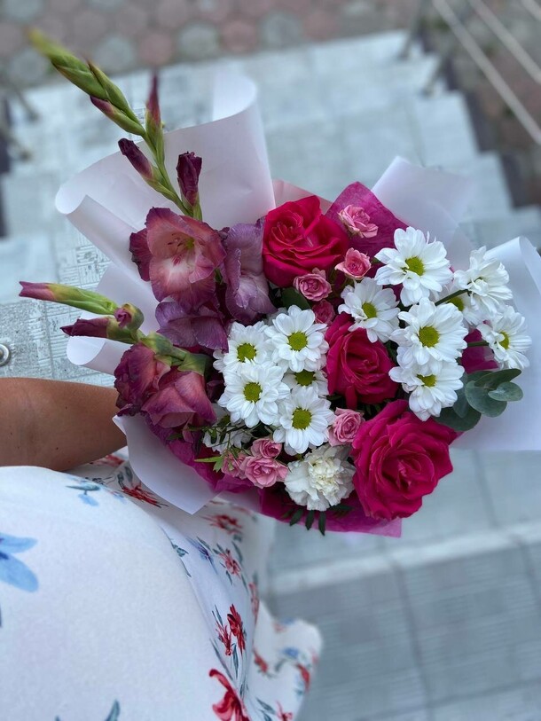 Букет с хризантемой, артикул F1315701 - 4671 рублей, доставка по городу. Flawery - доставка цветов