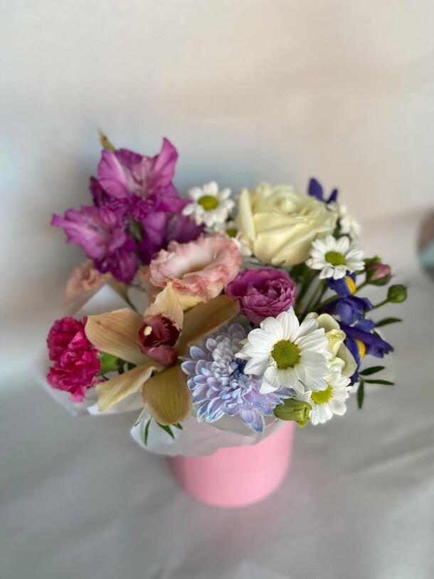 Яркая композиция, артикул F1315708 - 2197 рублей, доставка по городу. Flawery - доставка цветов