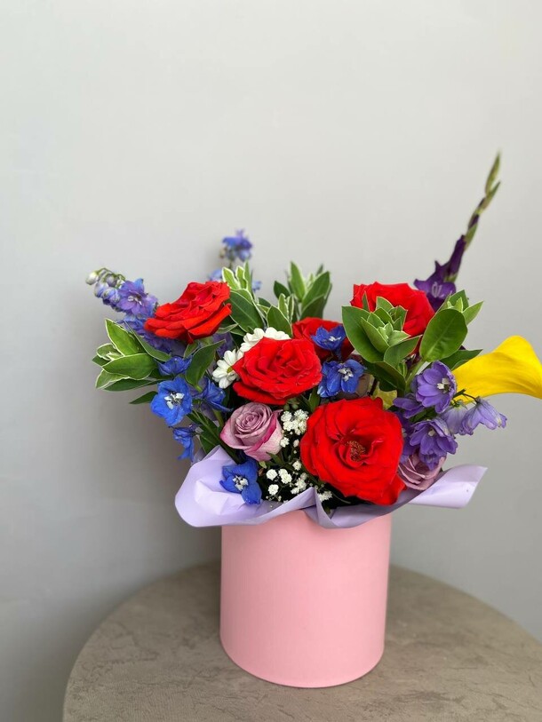 Яркая композиция, артикул F1315720 - 5440 рублей, доставка по городу. Flawery - доставка цветов