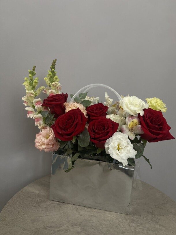 Глянцевое настроение, артикул F1317230 - 4211 рублей, доставка по городу. Flawery - доставка цветов