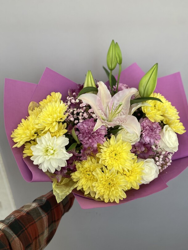 Букет с лилией, артикул F1317708 - 4126 рублей, доставка по городу. Flawery - доставка цветов