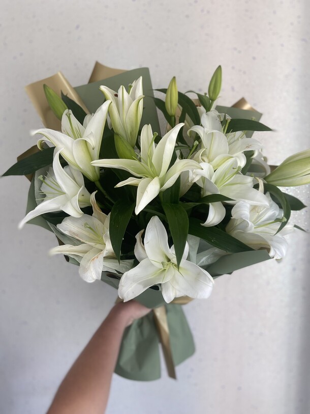 Лилии, артикул F1319760 - 4477 рублей, доставка по городу. Flawery - доставка цветов