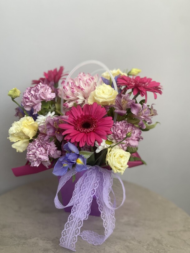 Яркая сумочка, артикул F1319770 - 3509 рублей, доставка по городу. Flawery - доставка цветов