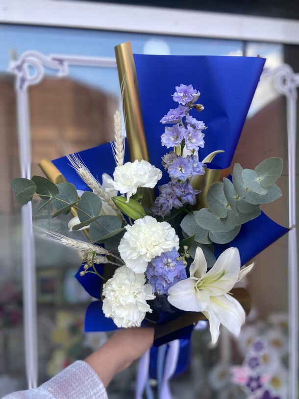 Синее настроение, артикул F1319780 - 3335 рублей, доставка по городу. Flawery - доставка цветов