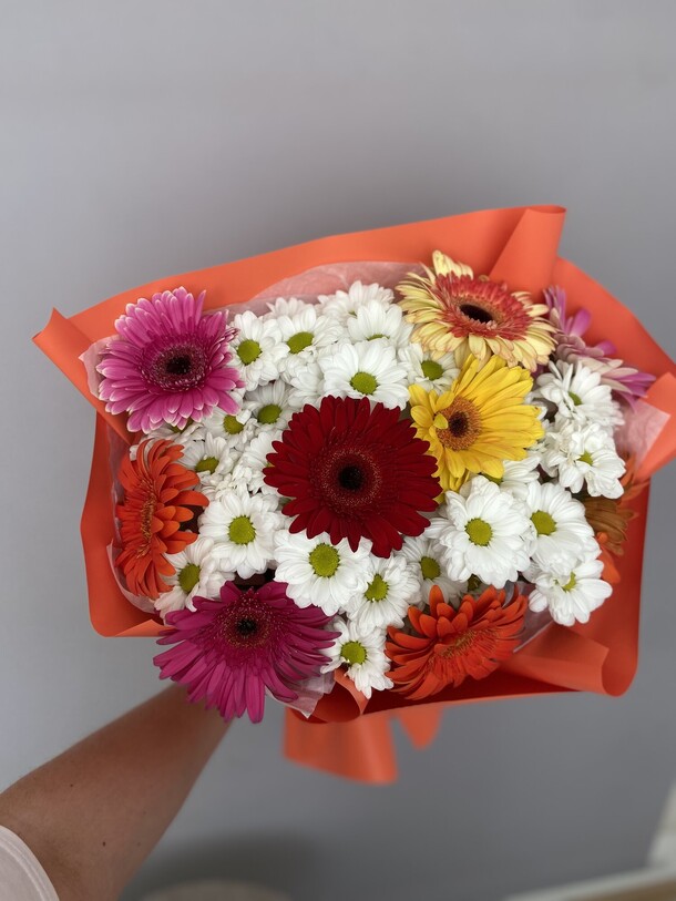 Букет с герберами, артикул F1322220 - 4302 рублей, доставка по городу. Flawery - доставка цветов