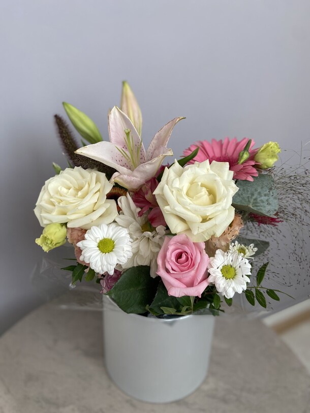 Коробка с лилией, артикул F1322221 - 3158 рублей, доставка по городу. Flawery - доставка цветов