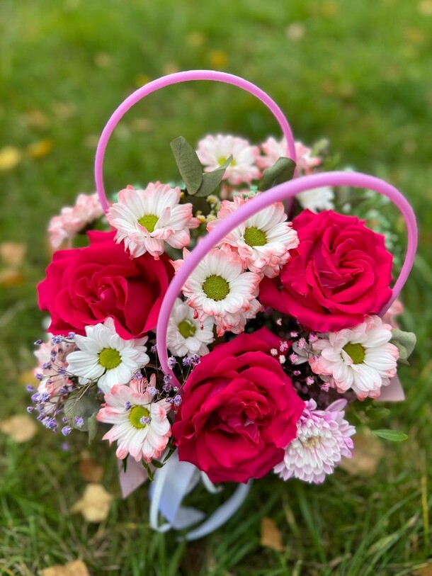 Сумка с розами, артикул F1323413 - 2632 рублей, доставка по городу. Flawery - доставка цветов