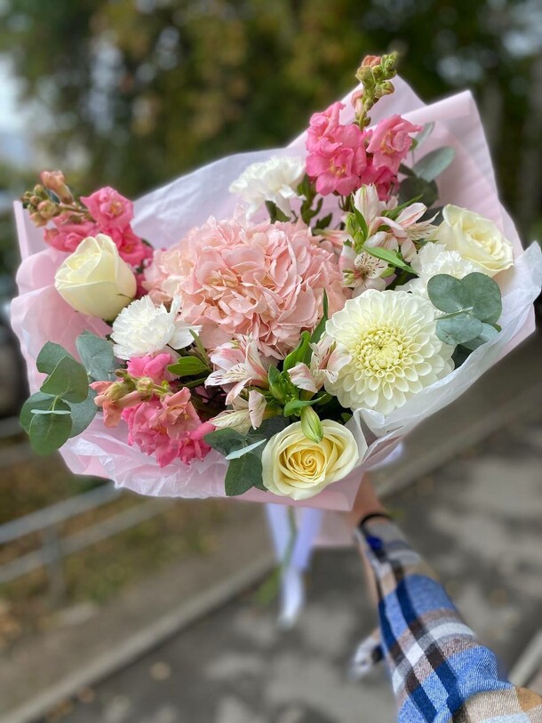 Букет с гортензией, артикул F1323419 - 3335 рублей, доставка по городу. Flawery - доставка цветов