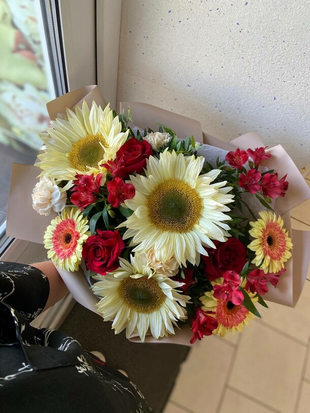 Букет с подсолнухами, артикул F1326068 - 5355 рублей, доставка по городу. Flawery - доставка цветов