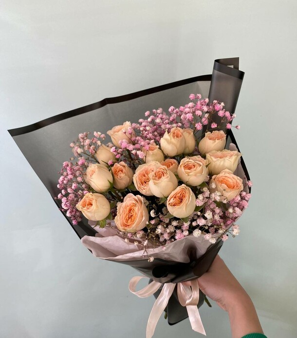 Кустовые розы с гипсофилой, артикул F1328006 - 3509 рублей, доставка по городу. Flawery - доставка цветов