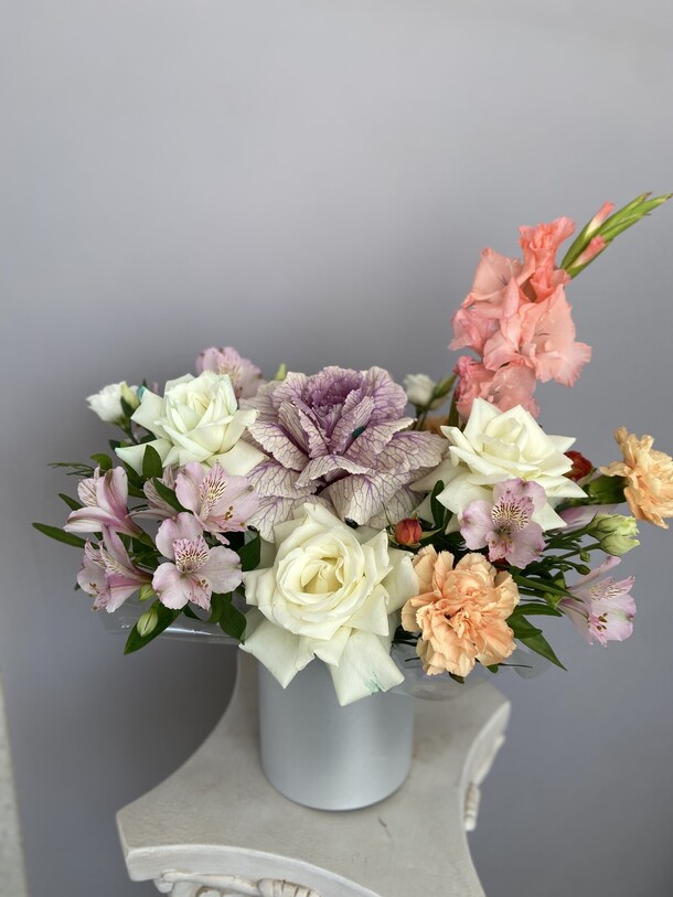 Нежная композиция, артикул F1330855 - 3775 рублей, доставка по городу. Flawery - доставка цветов