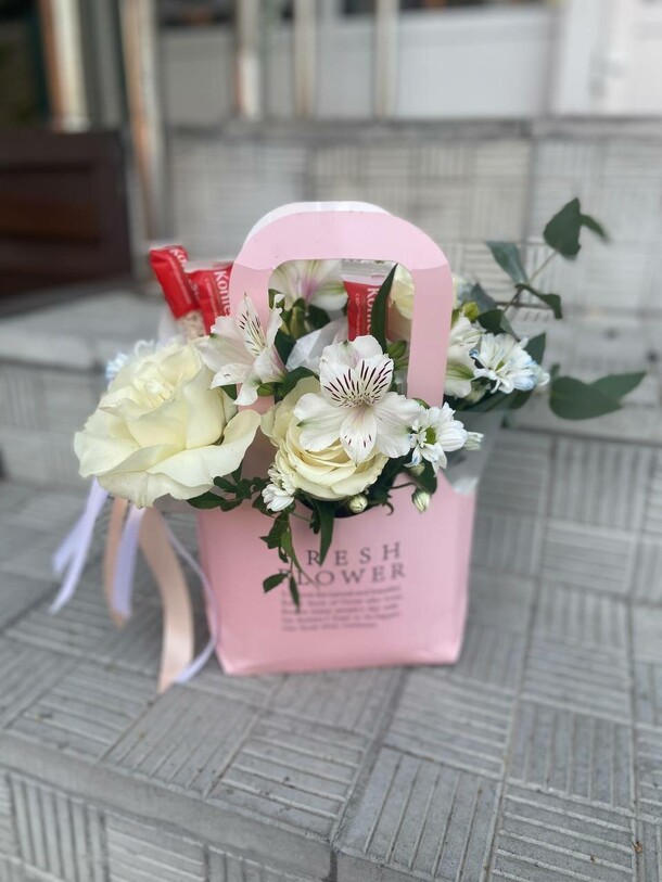 Розовая сумочка, артикул F1331875 - 3194 рублей, доставка по городу. Flawery - доставка цветов