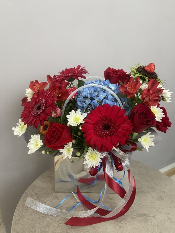 Сумочка с герберами, артикул F1334551 - 4738 рублей, доставка по городу. Flawery - доставка цветов