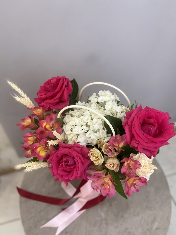 Сумочка с розами, артикул F1334553 - 4054 рублей, доставка по городу. Flawery - доставка цветов