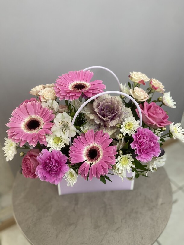 Сумочка с герберами, артикул F1334554 - 4235 рублей, доставка по городу. Flawery - доставка цветов