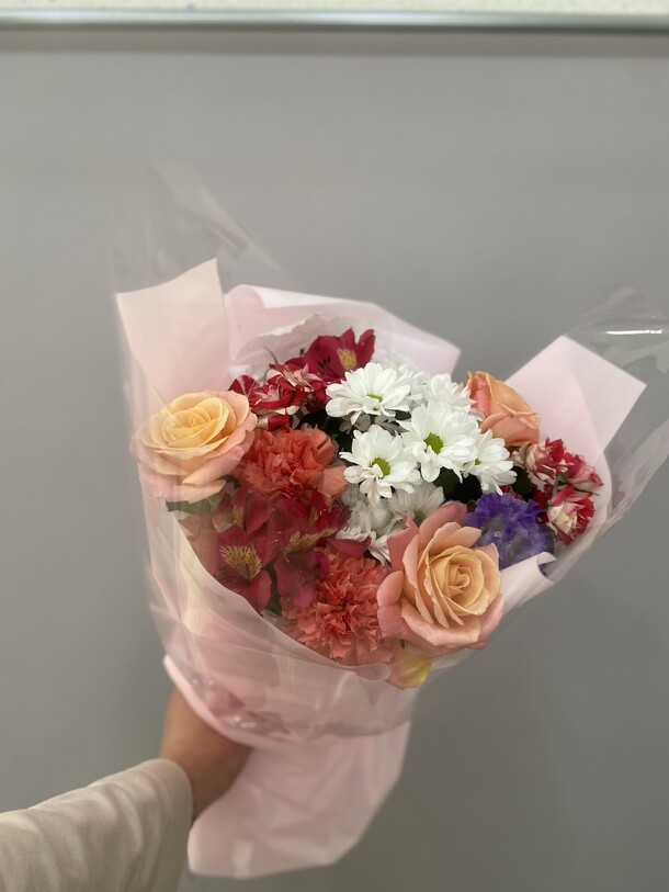 Букетик с розами, артикул F1334561 - 4054 рублей, доставка по городу. Flawery - доставка цветов