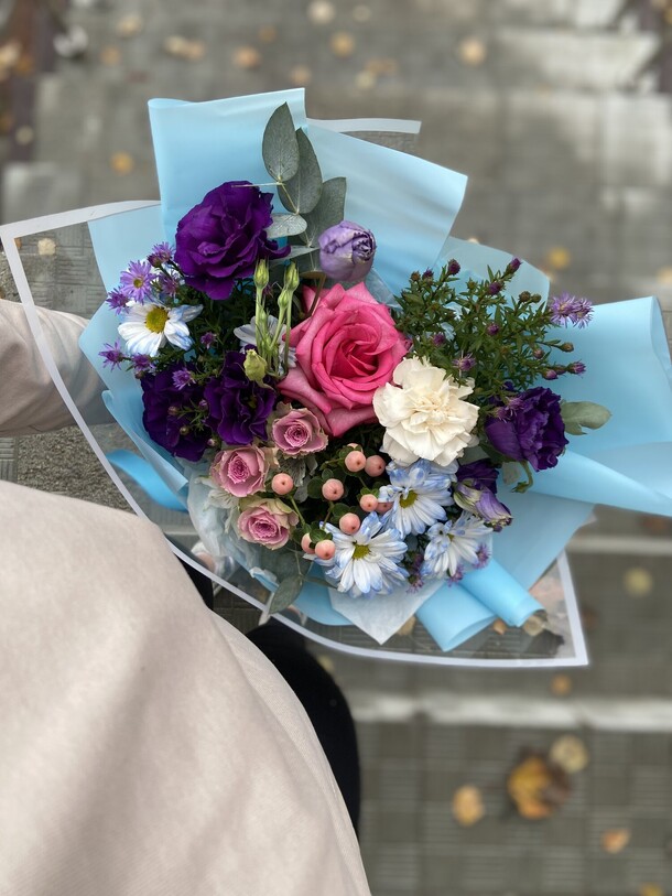 Голубой мотив, артикул F1334569 - 4036 рублей, доставка по городу. Flawery - доставка цветов