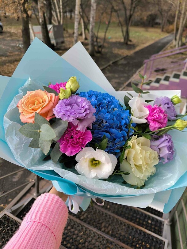 Букет с синей гортензией, артикул F1336811 - 4961 рублей, доставка по городу. Flawery - доставка цветов