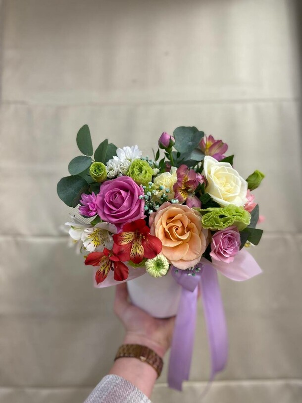 Разноцветная композиция, артикул F1336816 - 3509 рублей, доставка по городу. Flawery - доставка цветов